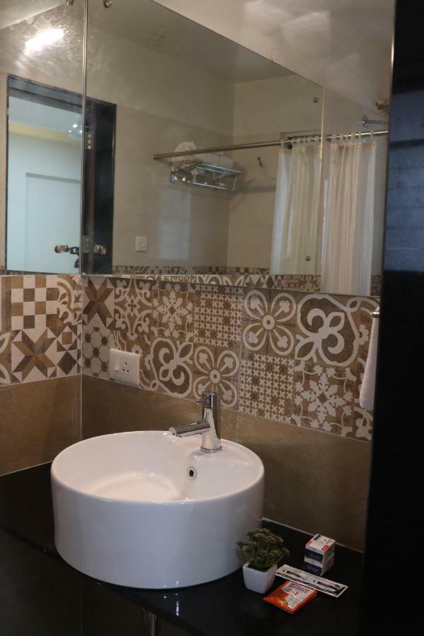 Emerald Vista Luxury Suites Пюн Екстериор снимка
